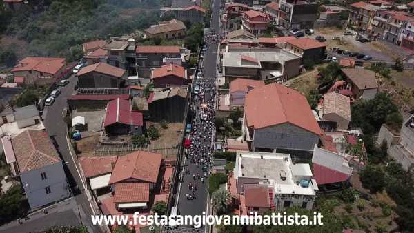 24/06/2019. Il Fercolo avanza in Via San Pietro Clarenza.